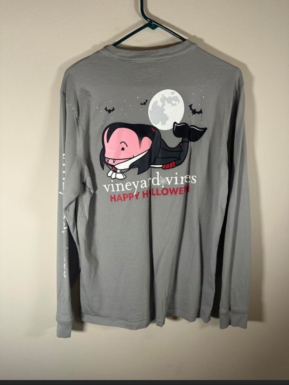 Vineyard Vines Gray Long-Sleeve 'Happy Halloween' Vampire Whale Tee